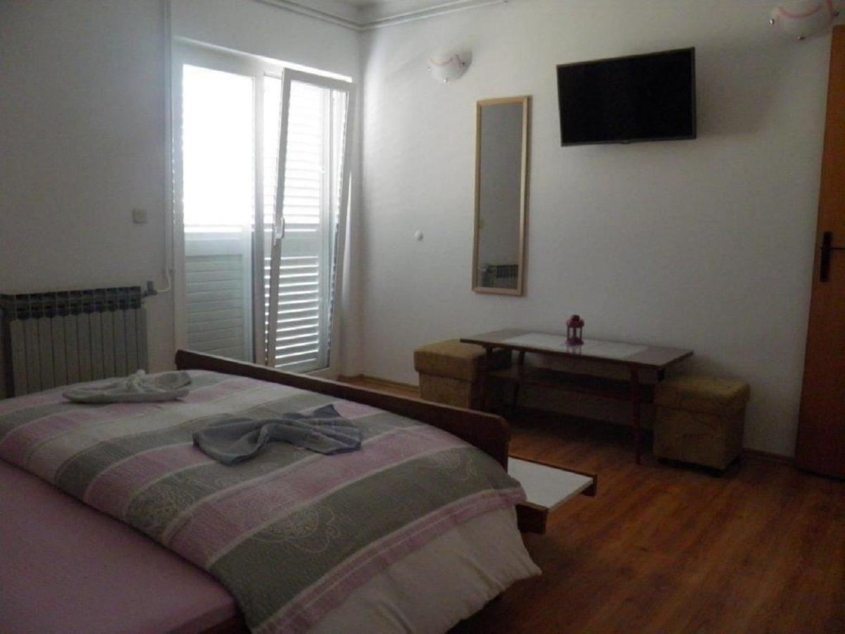 Apartments Angela - With Beautiful Courtyard Brela Extérieur photo