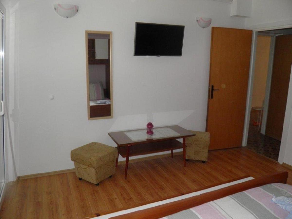 Apartments Angela - With Beautiful Courtyard Brela Extérieur photo