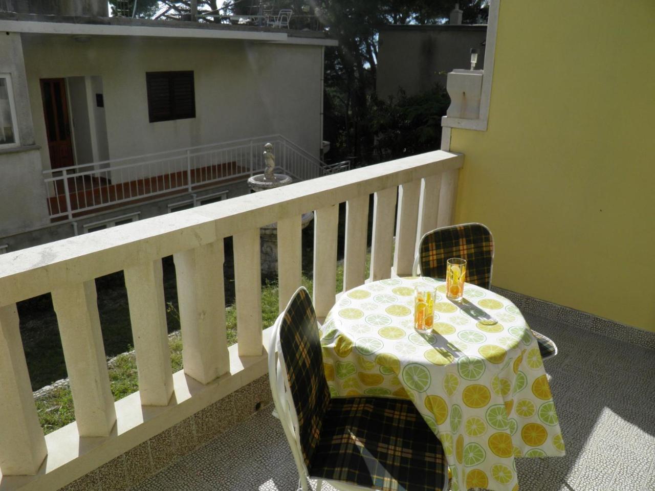 Apartments Angela - With Beautiful Courtyard Brela Extérieur photo