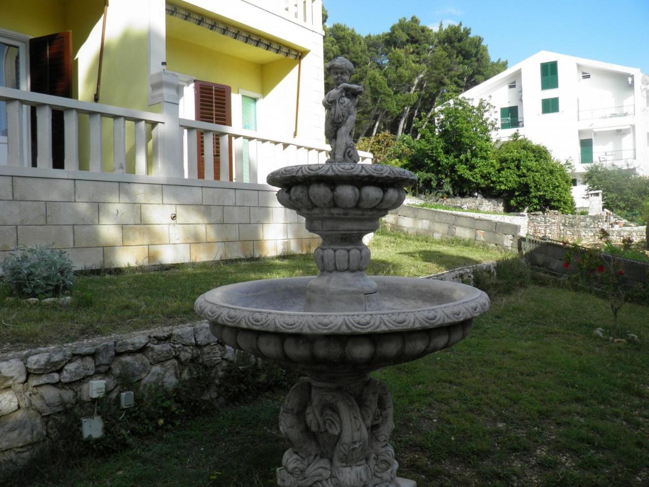 Apartments Angela - With Beautiful Courtyard Brela Extérieur photo