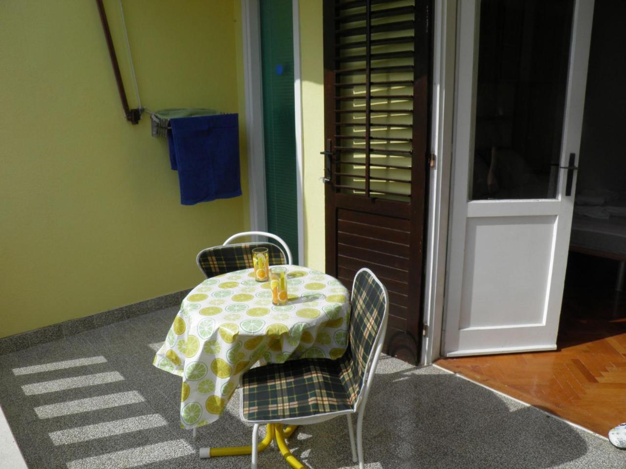 Apartments Angela - With Beautiful Courtyard Brela Extérieur photo