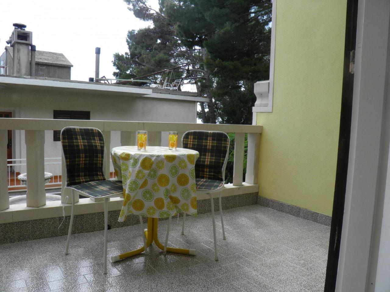Apartments Angela - With Beautiful Courtyard Brela Extérieur photo