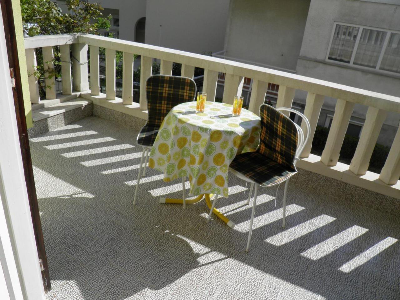 Apartments Angela - With Beautiful Courtyard Brela Extérieur photo