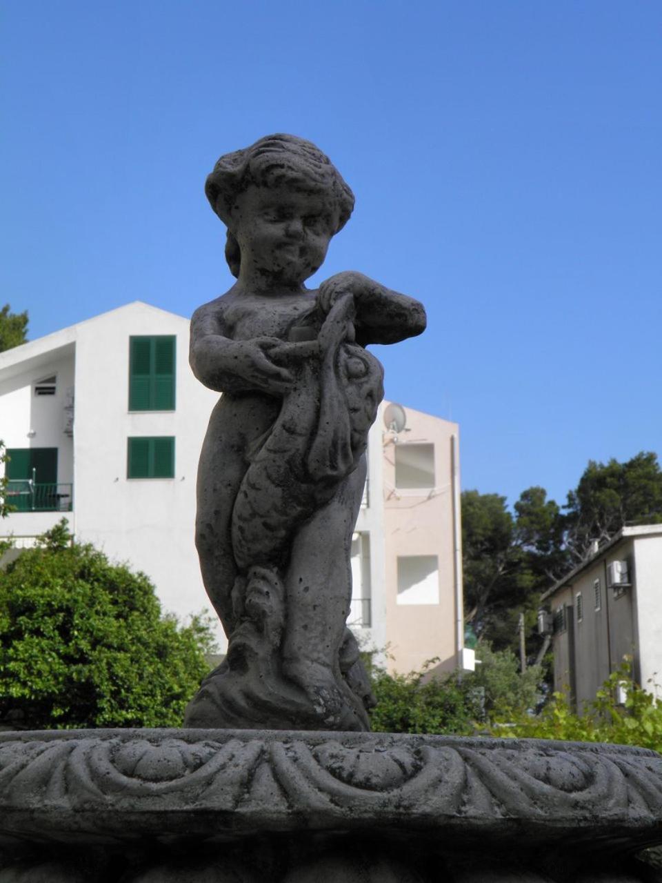 Apartments Angela - With Beautiful Courtyard Brela Extérieur photo