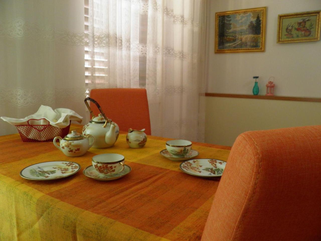 Apartments Angela - With Beautiful Courtyard Brela Extérieur photo